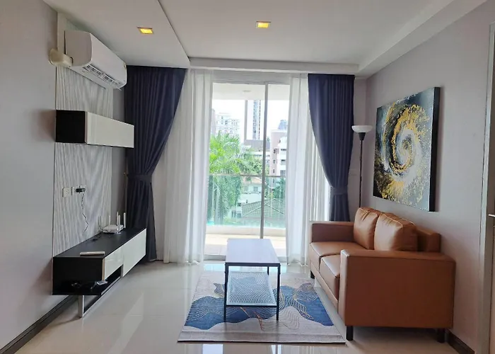 Beautiful Room, Big Balcony, Near The Mall 公寓