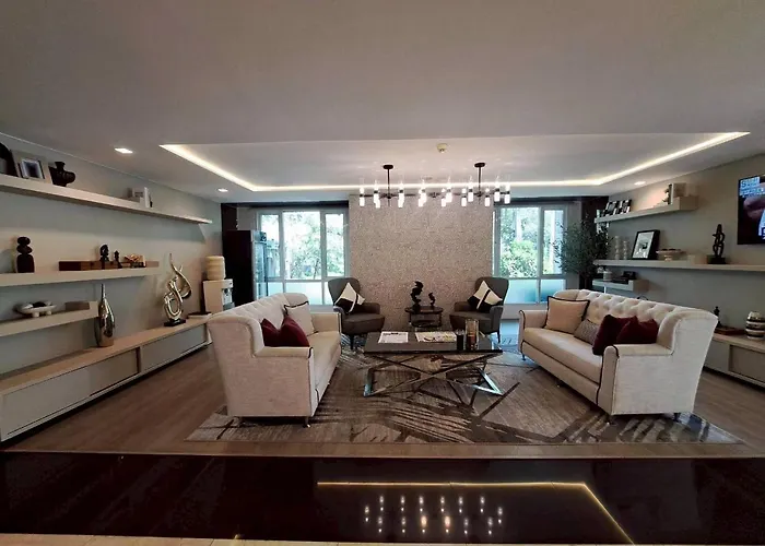 Beautiful Room, Big Balcony, Near The Mall 公寓